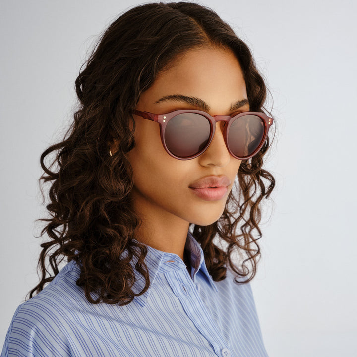 Three‑quarter angle of female model wearing Bright sunglasses in Merlot